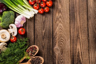 Sebze ahşap üzerine. Biyo sağlıklı gıda, otlar ve baharatlar.