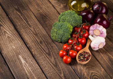 Sebze ahşap üzerine. Biyo sağlıklı gıda, otlar ve baharatlar.