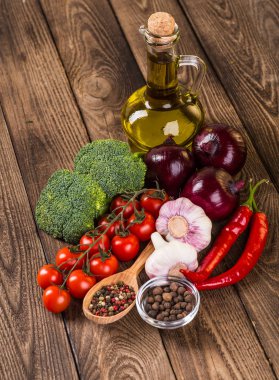 Sebze ahşap üzerine. Biyo sağlıklı gıda, otlar ve baharatlar.