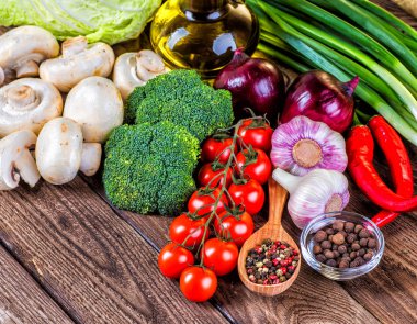 Sebze ahşap üzerine. Biyo sağlıklı gıda, otlar ve baharatlar.