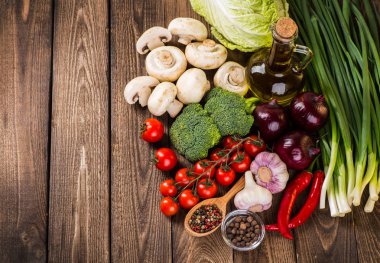 Sebze ahşap üzerine. Biyo sağlıklı gıda, otlar ve baharatlar.