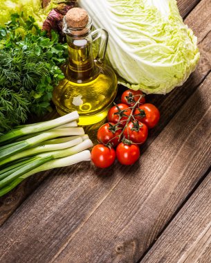 Sebze ahşap üzerine. Biyo sağlıklı gıda, otlar ve baharatlar.