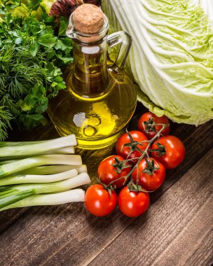 Sebze ahşap üzerine. Biyo sağlıklı gıda, otlar ve baharatlar.