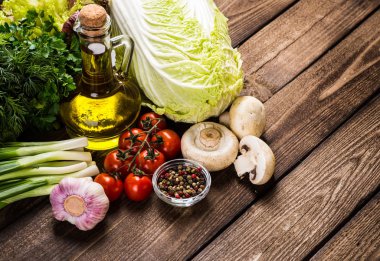 Sebze ahşap üzerine. Biyo sağlıklı gıda, otlar ve baharatlar.