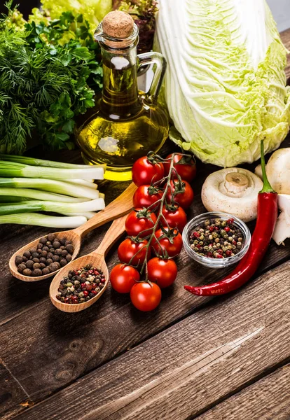 Sebze ahşap üzerine. Biyo sağlıklı gıda, otlar ve baharatlar.