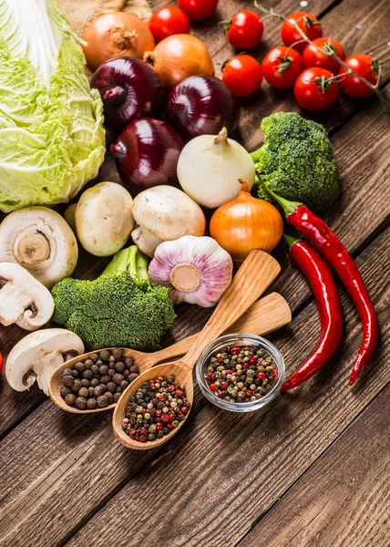 Legumes em madeira. Bio Alimentos saudáveis, ervas e especiarias . — Fotografia de Stock