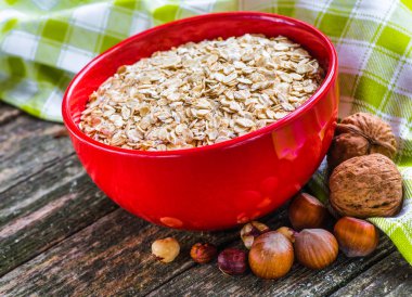 Yulaf ezmesi ya da yulaf gevreği koyu ahşap tablo