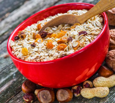 Yulaf ezmesi ya da yulaf gevreği koyu ahşap tablo