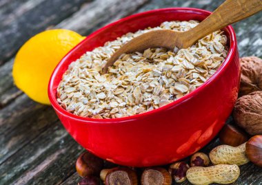 Yulaf ezmesi ya da yulaf gevreği koyu ahşap tablo