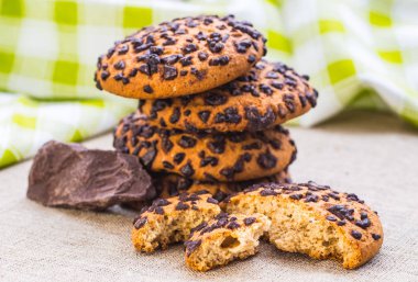 Kırsal ahşap masada taze pişmiş çikolatalı kurabiyeler.