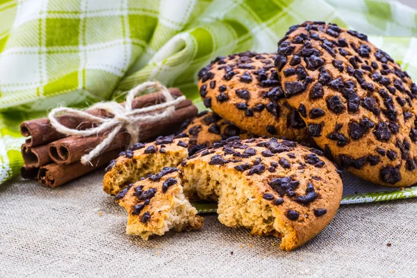 Biscuits aux pépites de chocolat fraîchement cuits sur table en bois rustique — Photo