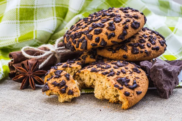 Biscuits aux pépites de chocolat fraîchement cuits sur table en bois rustique — Photo