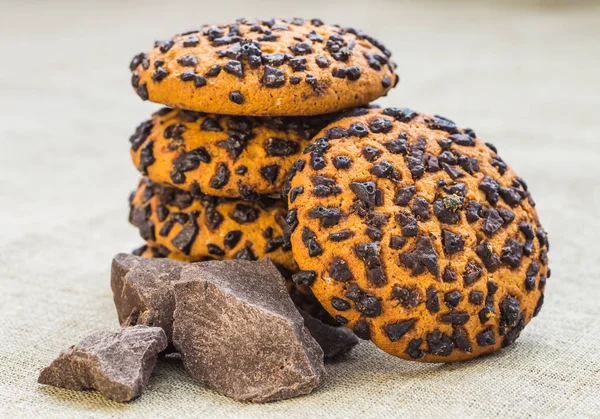 Biscoitos de chocolate recém-assados em mesa de madeira rústica — Fotografia de Stock