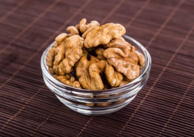 Tahta bir tabakta fındık karışımı