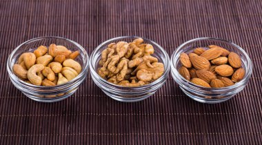 Bir cam kavanoza ceviz, fındık karışımı