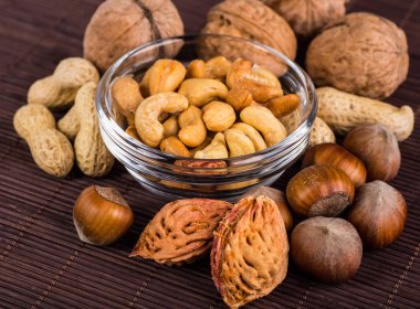 Tahta bir tabakta fındık karışımı