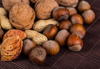 Tahta bir tabakta fındık karışımı