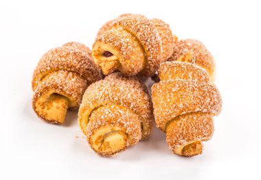 Beyaz bir arka plan üzerinde taze ve lezzetli kruvasan yığını