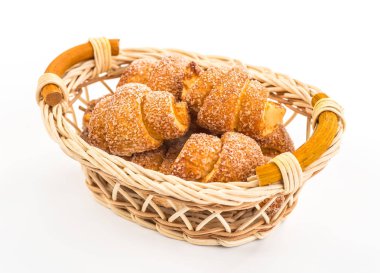 Beyaz bir arka plan üzerinde taze ve lezzetli kruvasan yığını