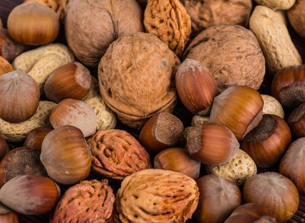 Ořechy se rozmíchá v dřevěné desky — Stock fotografie