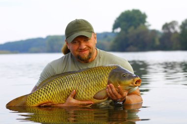 Sazan ve balıkçı, sazan balıkçılık kupa.