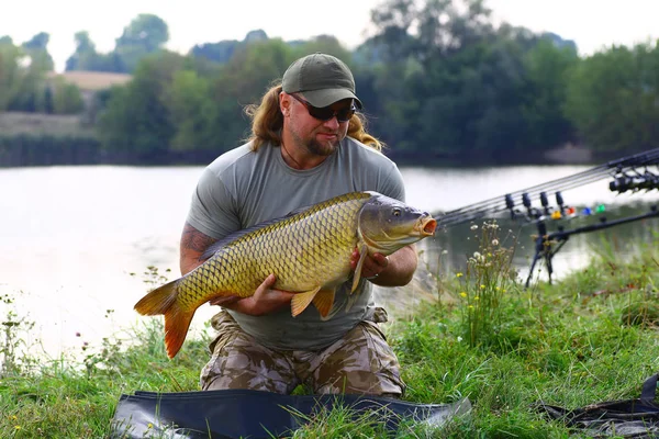 Carpe et pêcheur, trophée de pêche à la carpe . — Photo