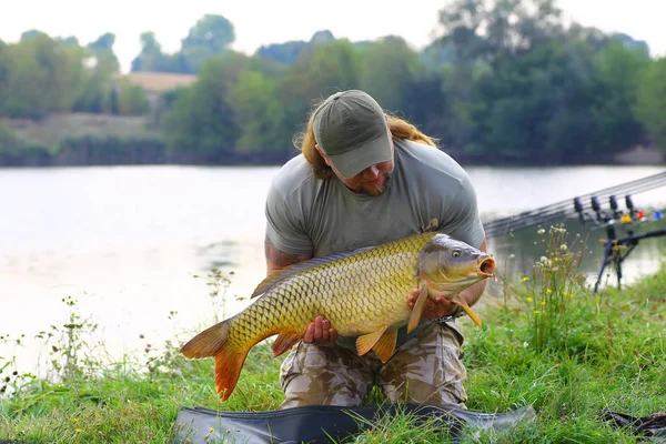 Karp och fiskare, karp fiske trophy. — Stockfoto