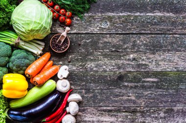 Sebze ahşap üzerine. Biyo sağlıklı gıda, otlar ve baharatlar.