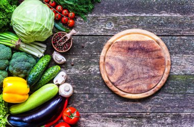 Sebze ahşap üzerine. Biyo sağlıklı gıda, otlar ve baharatlar.