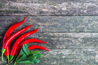 Sebze ahşap üzerine. Biyo sağlıklı gıda, otlar ve baharatlar.