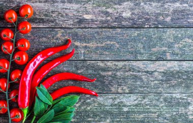 Sebze ahşap üzerine. Biyo sağlıklı gıda, otlar ve baharatlar.