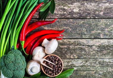 Sebze ahşap üzerine. Biyo sağlıklı gıda, otlar ve baharatlar.