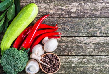 Sebze ahşap üzerine. Biyo sağlıklı gıda, otlar ve baharatlar.