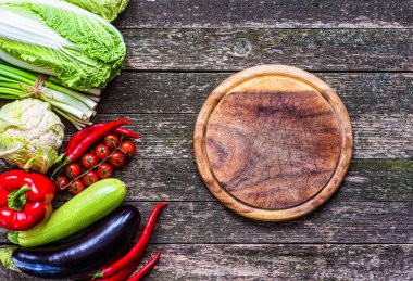 Sebze ahşap üzerine. Biyo sağlıklı gıda, otlar ve baharatlar.