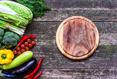 Sebze ahşap üzerine. Biyo sağlıklı gıda, otlar ve baharatlar.