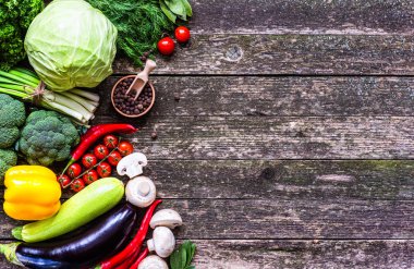 Sebze ahşap üzerine. Biyo sağlıklı gıda, otlar ve baharatlar.