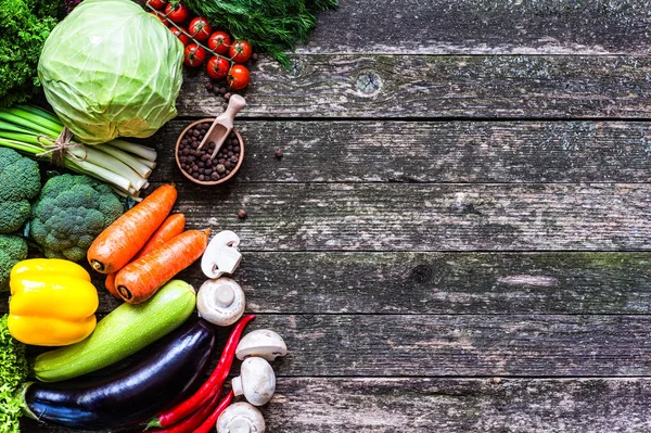 Sebze ahşap üzerine. Biyo sağlıklı gıda, otlar ve baharatlar.