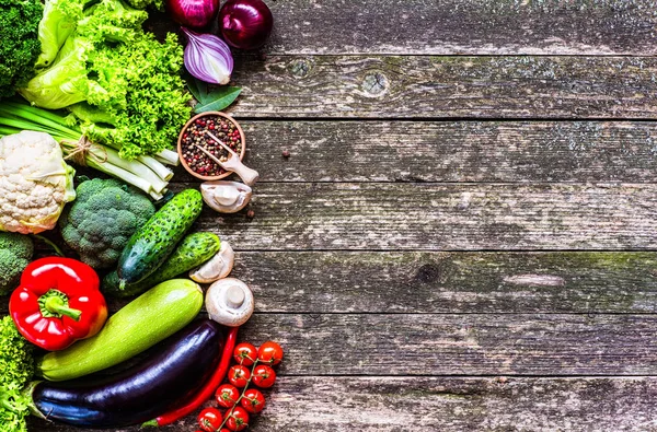 Sebze ahşap üzerine. Biyo sağlıklı gıda, otlar ve baharatlar.