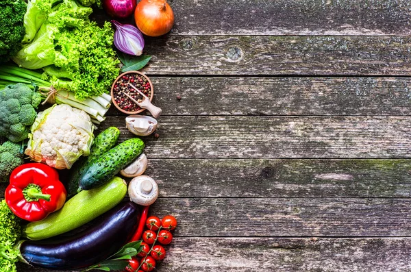 Sebze ahşap üzerine. Biyo sağlıklı gıda, otlar ve baharatlar.