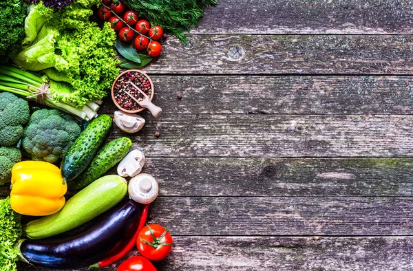 Sebze ahşap üzerine. Biyo sağlıklı gıda, otlar ve baharatlar.