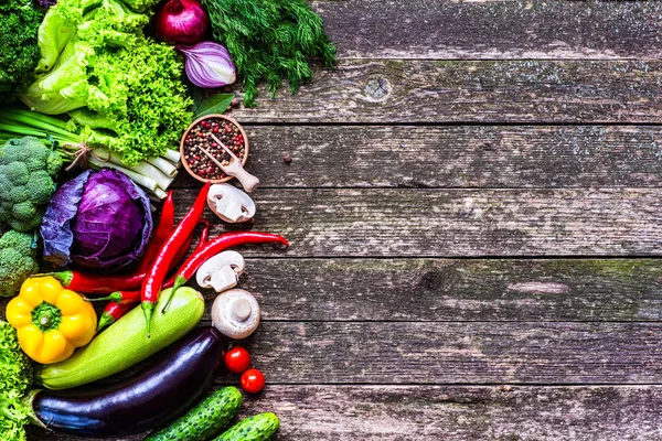 Sebze ahşap üzerine. Biyo sağlıklı gıda, otlar ve baharatlar.
