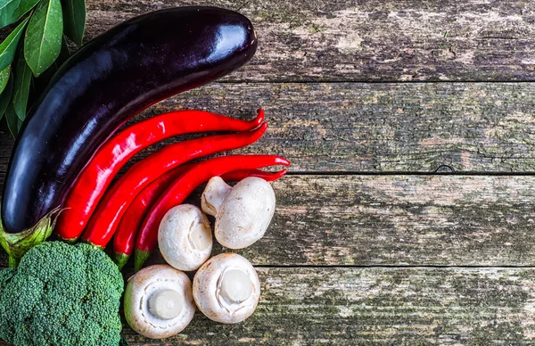 Legumes em madeira. Bio Alimentos saudáveis, ervas e especiarias . — Fotografia de Stock