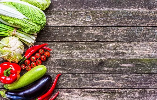 Sebze ahşap üzerine. Biyo sağlıklı gıda, otlar ve baharatlar.
