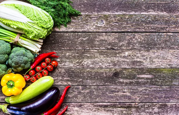 Sebze ahşap üzerine. Biyo sağlıklı gıda, otlar ve baharatlar.