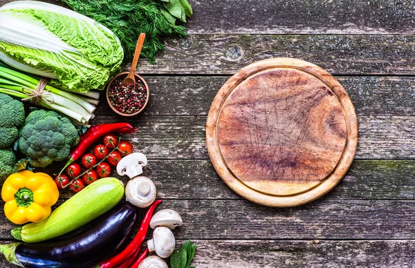 Sebze ahşap üzerine. Biyo sağlıklı gıda, otlar ve baharatlar.