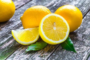 Tahta masadaki limon yığını