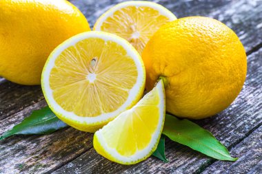 Tahta masadaki limon yığını