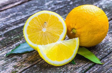 Tahta masadaki limon yığını