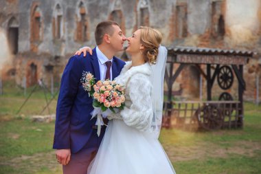 Düğün. Düğün günü. Güzel gelin ve zarif damat yürüyüş 