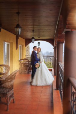 Düğün. Düğün günü. Güzel gelin ve zarif damat yürüyüş 